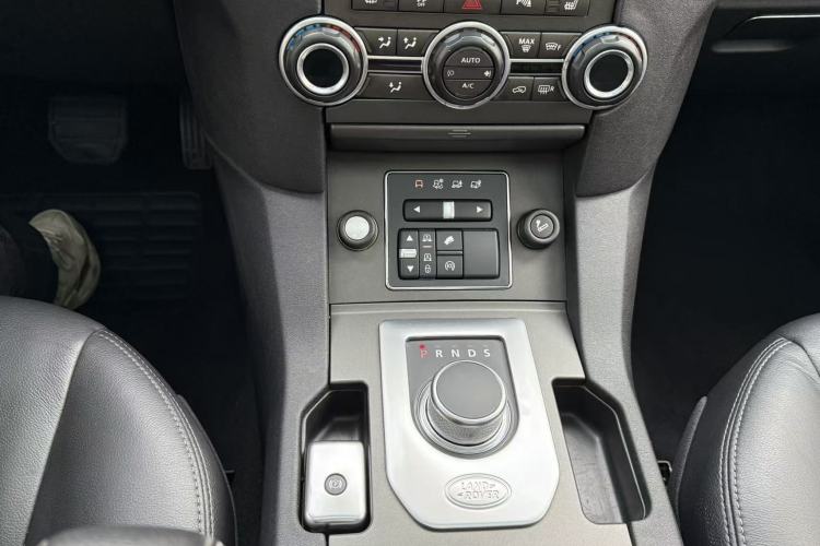 Used Land Rover Discovery 2014 3.0 SC V6 SE Interior 5