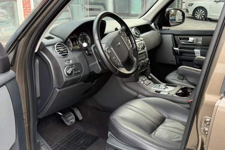 Used Land Rover Discovery 2014 3.0 SC V6 SE Interior 6