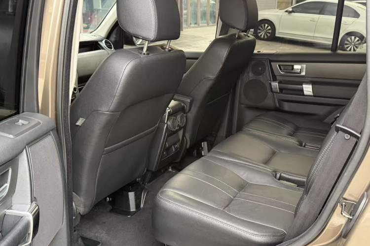 Used Land Rover Discovery 2014 3.0 SC V6 SE Interior 7
