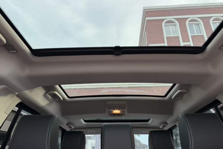 Used Land Rover Discovery 2014 3.0 SC V6 SE Interior 8