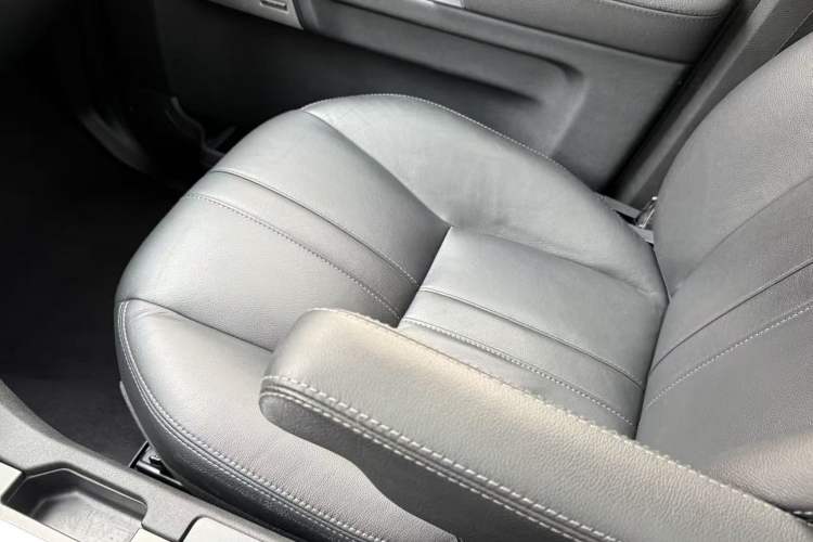 Used Land Rover Discovery 2014 3.0 SC V6 SE Interior 9