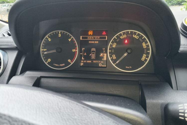 Used Land Rover Discovery 2014 3.0 SDV6 HSE Diesel Edition Odometer Close Up