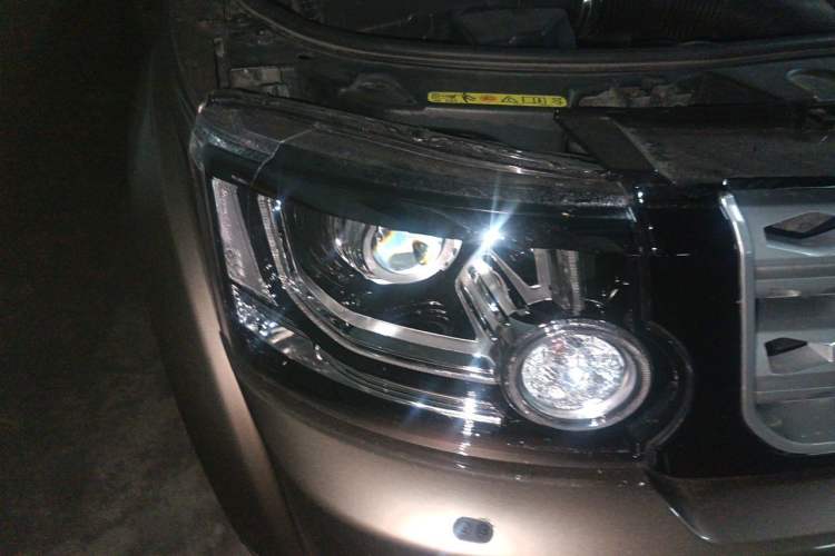 Used Land Rover Discovery 2014 3.0 SDV6 HSE Diesel Edition Right Front Headlight