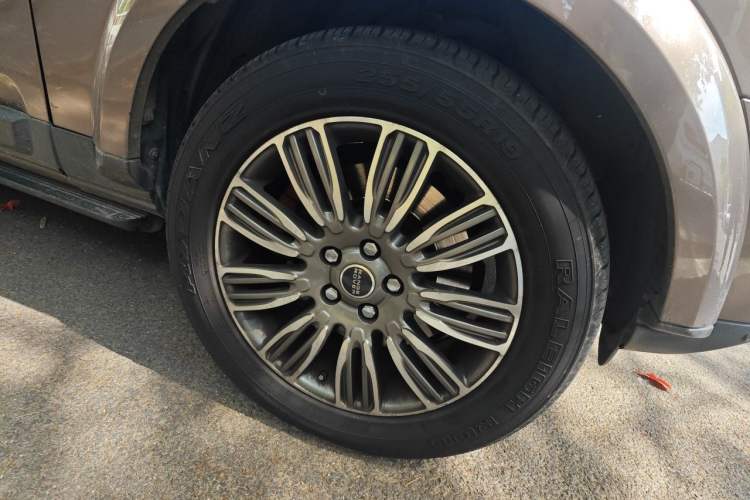 Used Land Rover Discovery 2014 3.0 SDV6 HSE Diesel Edition Right Front Wheel Hub