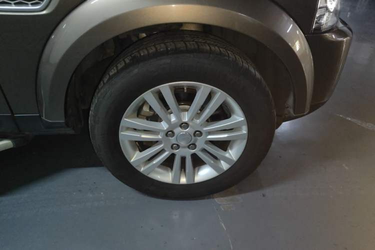 Used Land Rover Discovery 2014 3.0 SDV6 HSE Diesel Edition Right Front Wheel Hub