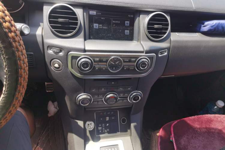 Used Land Rover Discovery 2014 3.0 SDV6 HSE Diesel Edition Audio And AC Panel