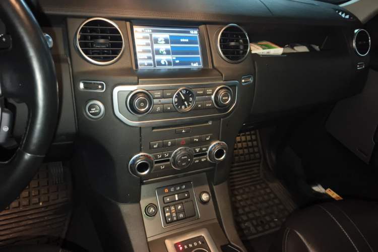 Used Land Rover Discovery 2014 3.0 SC V6 SE Audio And AC Panel