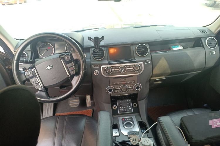 Used Land Rover Discovery 2014 3.0 SDV6 HSE Diesel Edition Center Console