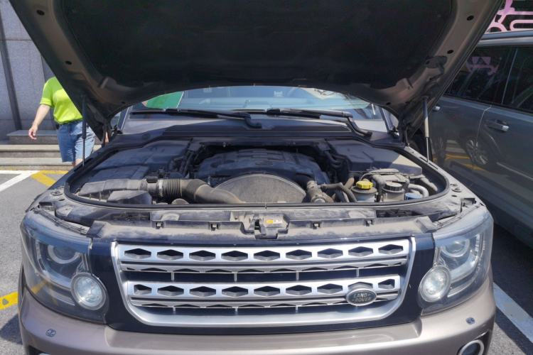 Used Land Rover Discovery 2014 3.0 SDV6 HSE Diesel Edition Engine Bay