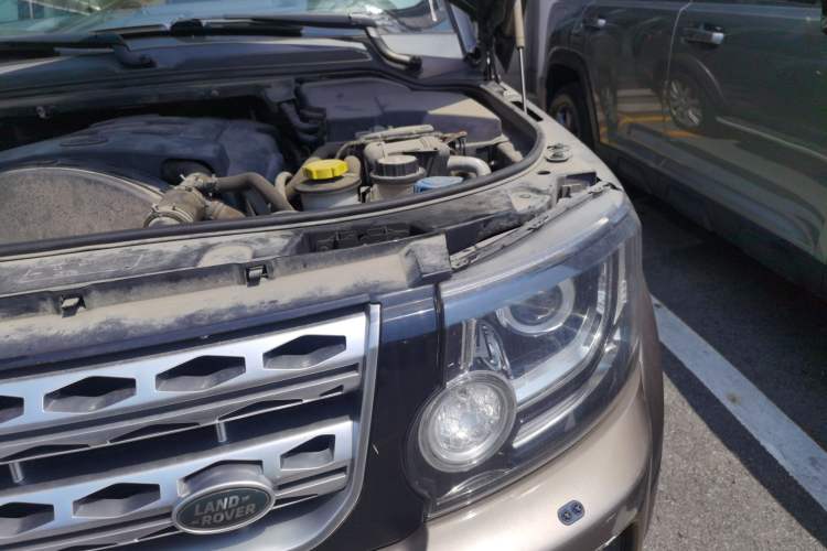Used Land Rover Discovery 2014 3.0 SDV6 HSE Diesel Edition Engine Bay Left