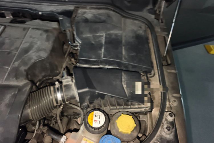 Used Land Rover Discovery 2014 3.0 SC V6 SE Engine Bay Left