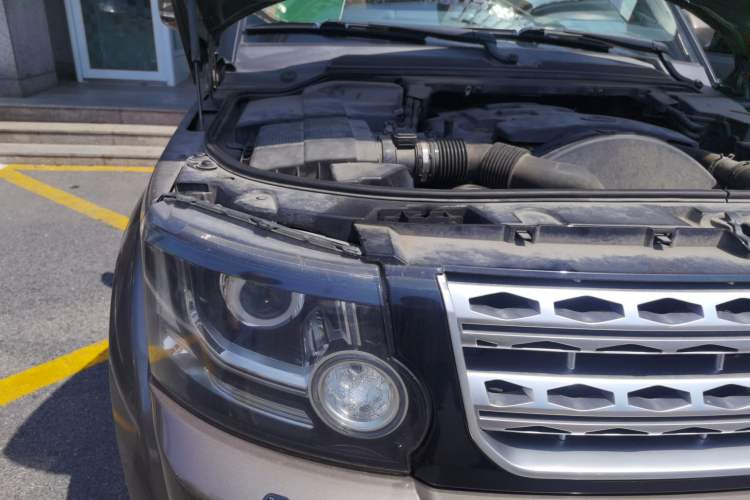 Used Land Rover Discovery 2014 3.0 SDV6 HSE Diesel Edition Engine Bay Right
