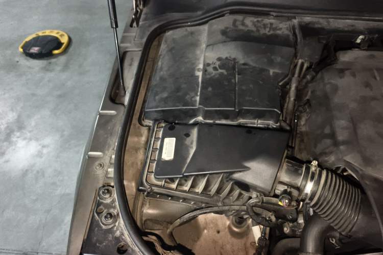 Used Land Rover Discovery 2014 3.0 SC V6 SE Engine Bay Right