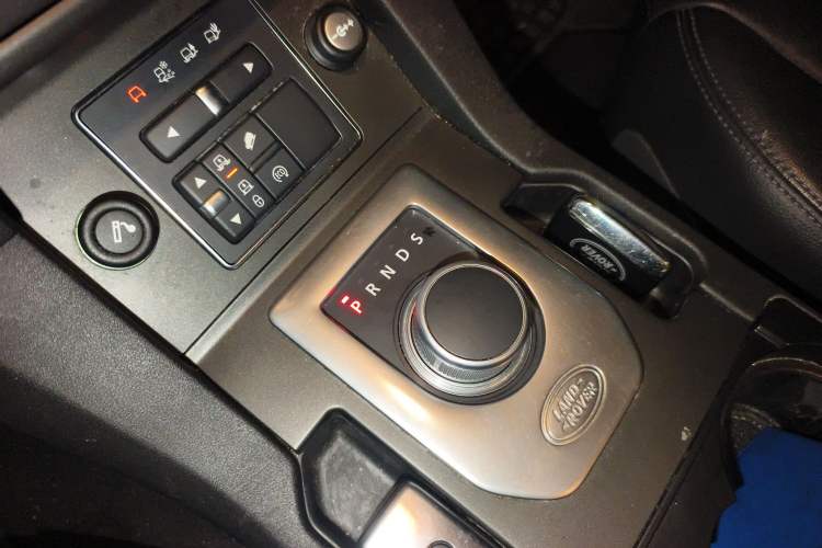 Used Land Rover Discovery 2014 3.0 SC V6 SE Gear Lever