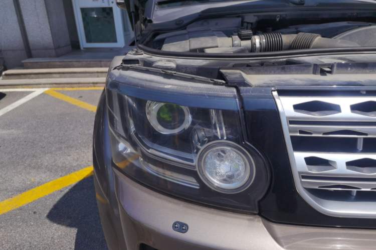 Used Land Rover Discovery 2014 3.0 SDV6 HSE Diesel Edition Right Front Headlight