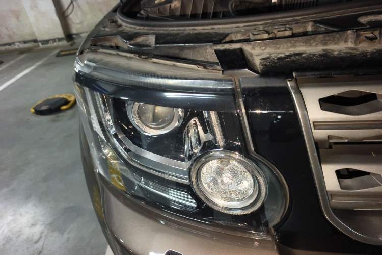 Used Land Rover Discovery 2014 3.0 SC V6 SE Right Front Headlight