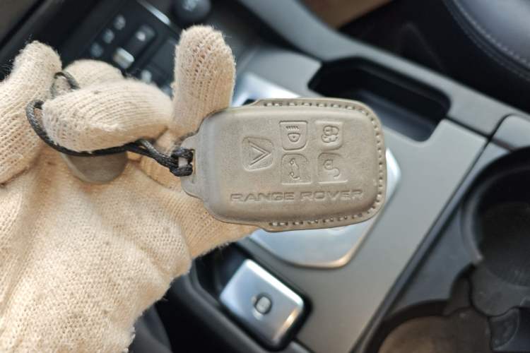 Used Land Rover Discovery 2014 3.0 SC V6 HSE Interior 1