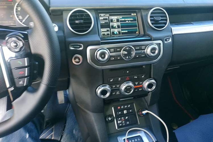 Used Land Rover Discovery 2014 3.0 SC V6 SE Audio And AC Panel