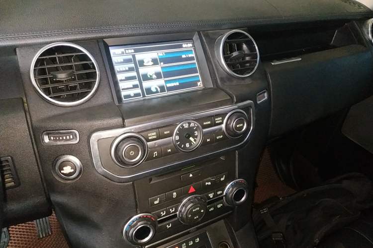 Used Land Rover Discovery 2014 3.0 SC V6 SE Audio And AC Panel