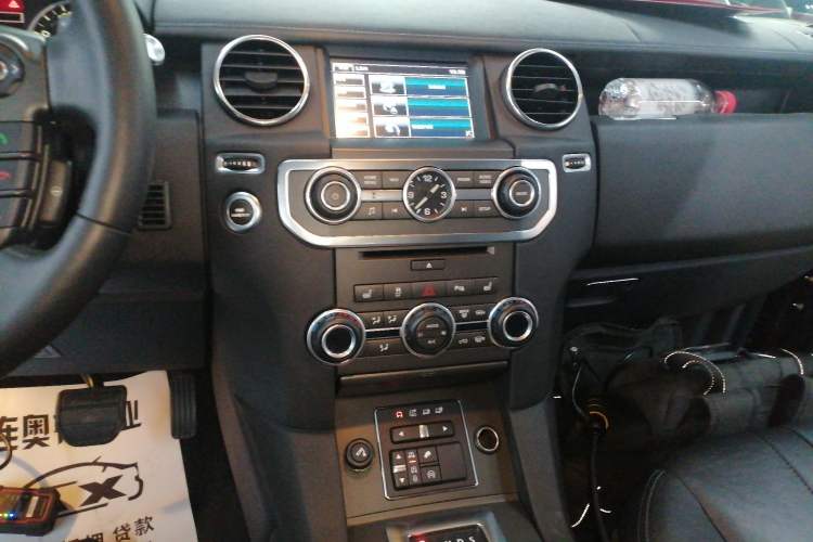 Used Land Rover Discovery 2014 3.0 SC V6 SE Audio And AC Panel