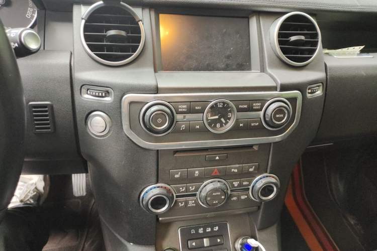 Used Land Rover Discovery 2014 3.0 SC V6 HSE Audio And AC Panel
