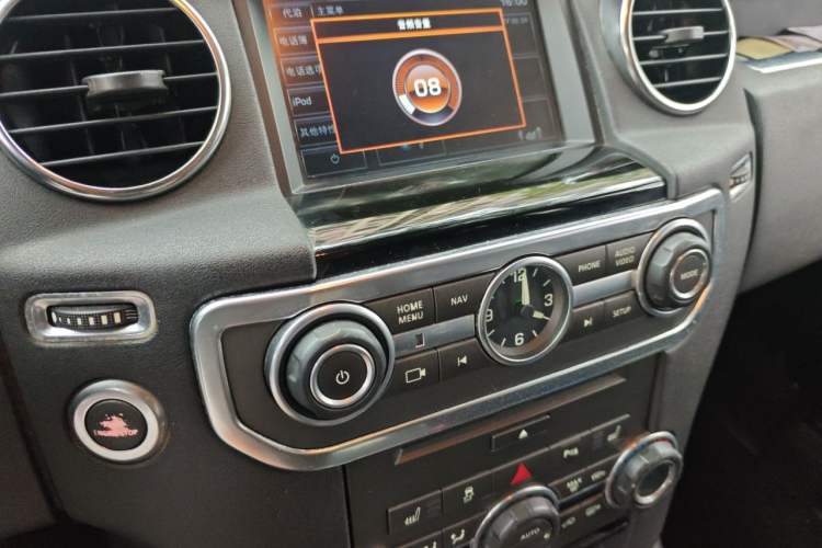 Used Land Rover Discovery 2014 3.0 SC V6 HSE Luxury Audio And AC Panel