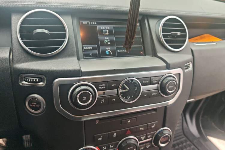 Used Land Rover Discovery 2014 3.0 SDV6 HSE Diesel Edition Audio And AC Panel