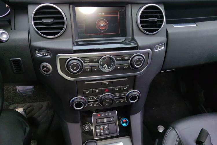 Used Land Rover Discovery 2014 3.0 SC V6 HSE Luxury Audio And AC Panel