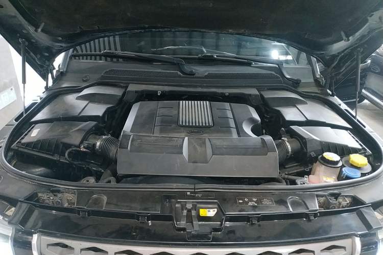 Used Land Rover Discovery 2014 3.0 SC V6 SE Engine Bay