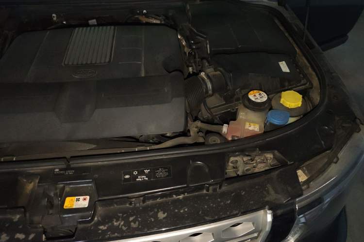 Used Land Rover Discovery 2014 3.0 SC V6 HSE Engine Bay Left