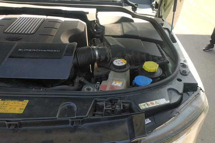 Used Land Rover Discovery 2014 3.0 SC V6 SE Engine Bay Left