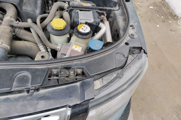 Used Land Rover Discovery 2014 3.0 SC V6 XXV Edition Engine Bay Left