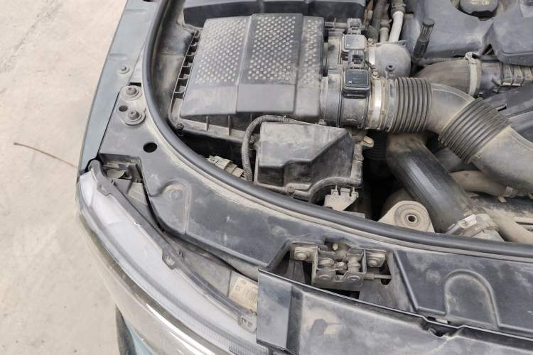 Used Land Rover Discovery 2014 3.0 SC V6 XXV Edition Engine Bay Right