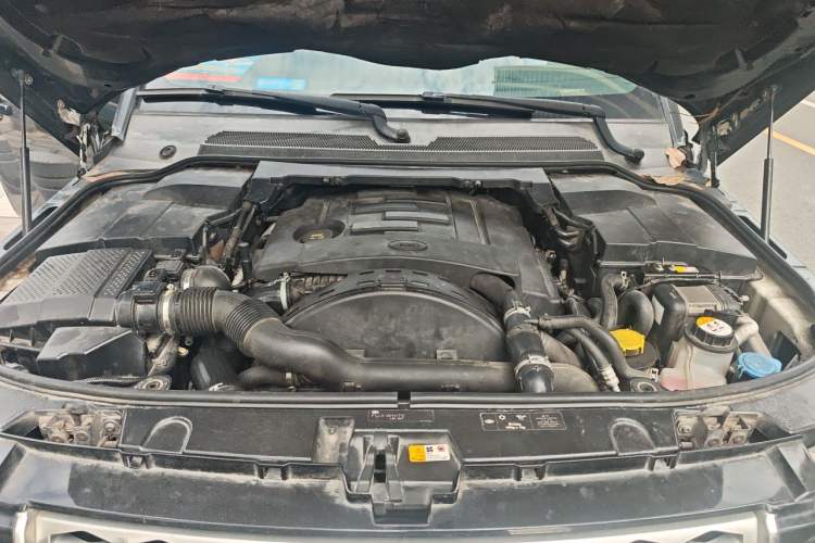 Used Land Rover Discovery 2014 3.0 SDV6 HSE Diesel Edition Engine Bay