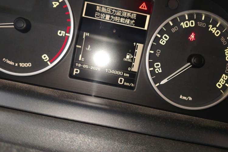 Used Land Rover Discovery 2014 3.0 SDV6 HSE Diesel Edition Odometer Close Up
