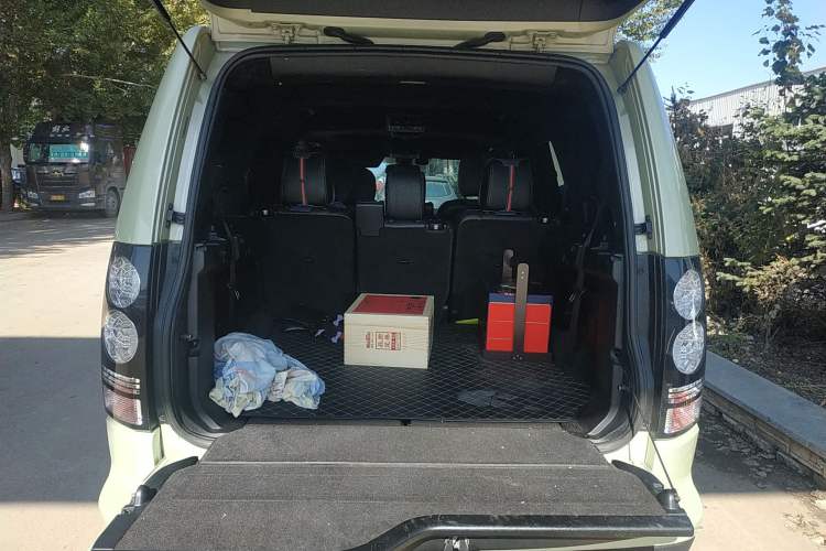 Used Land Rover Discovery 2014 3.0 SC V6 SE Trunk