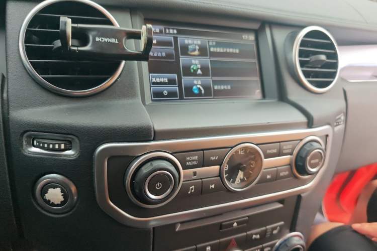 Used Land Rover Discovery 2014 3.0 SC V6 SE Audio And AC Panel