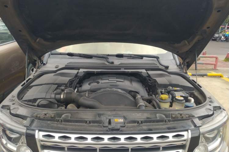 Used Land Rover Discovery 2014 3.0 SDV6 HSE Diesel Edition Engine Bay