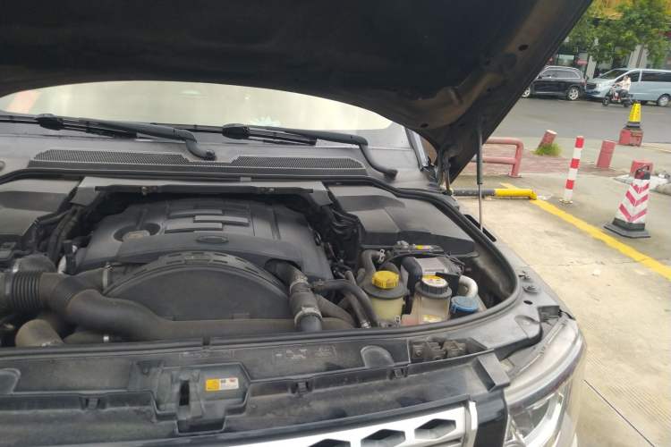 Used Land Rover Discovery 2014 3.0 SDV6 HSE Diesel Edition Engine Bay Left