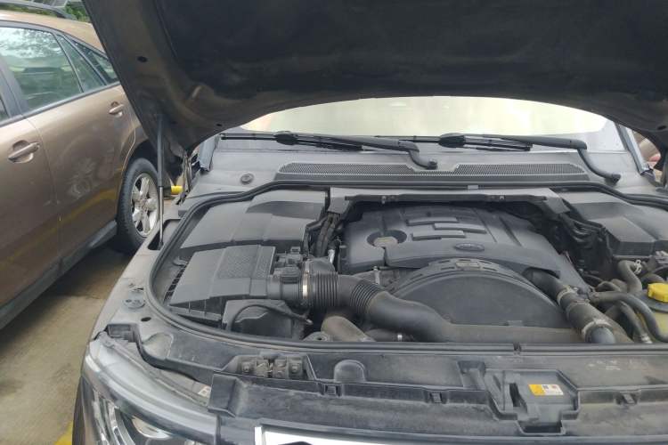 Used Land Rover Discovery 2014 3.0 SDV6 HSE Diesel Edition Engine Bay Right