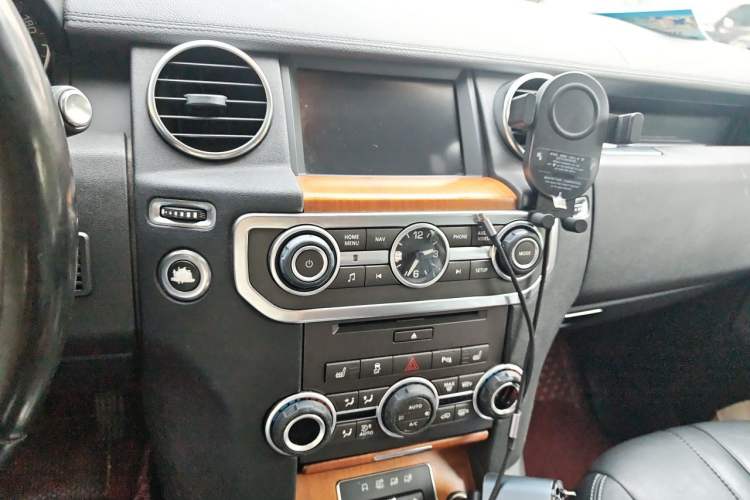 Used Land Rover Discovery 2014 3.0 SC V6 HSE Audio And AC Panel