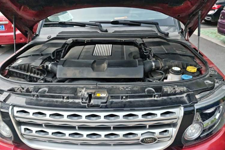 Used Land Rover Discovery 2014 3.0 SC V6 HSE Engine Bay