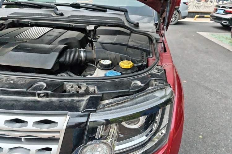 Used Land Rover Discovery 2014 3.0 SC V6 HSE Engine Bay Left