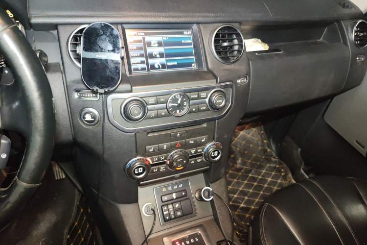 Used Land Rover Discovery 2014 3.0 SDV6 HSE Diesel Edition Audio And AC Panel