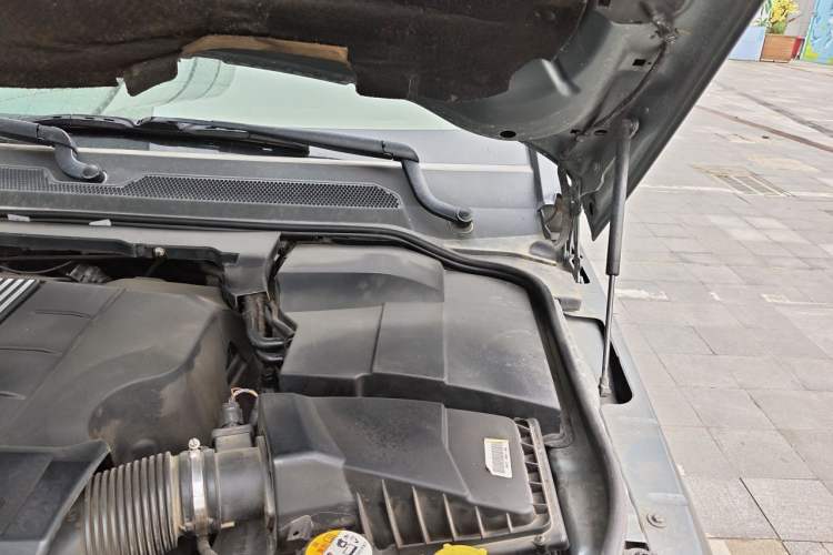Used Land Rover Discovery 2014 3.0 SC V6 HSE Luxury Engine Bay Left