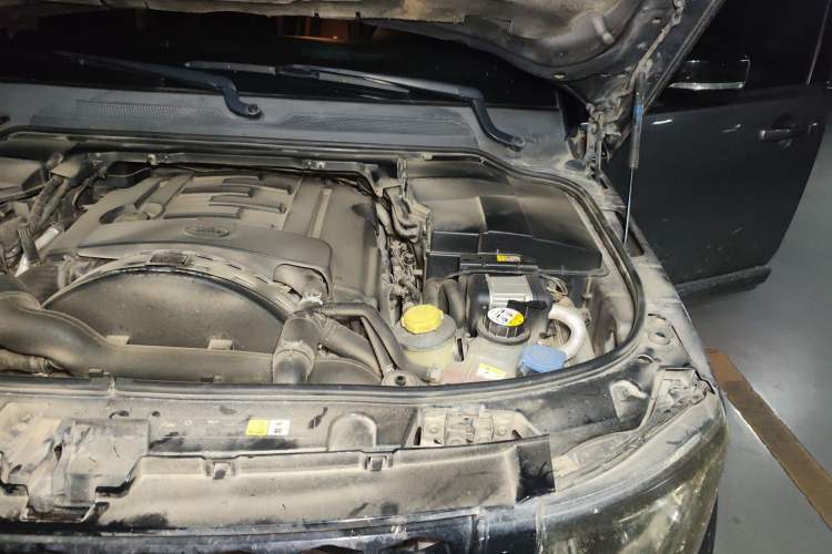 Used Land Rover Discovery 2014 3.0 SDV6 HSE Diesel Edition Engine Bay Left