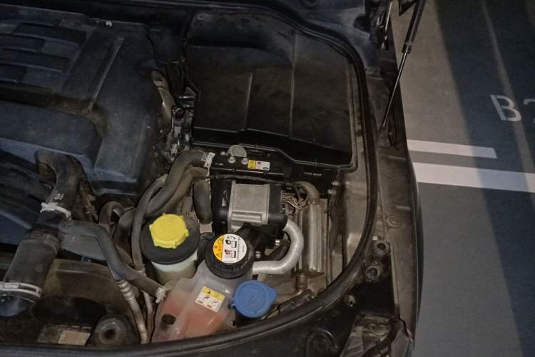 Used Land Rover Discovery 2014 3.0 SDV6 HSE Diesel Edition Engine Bay Left