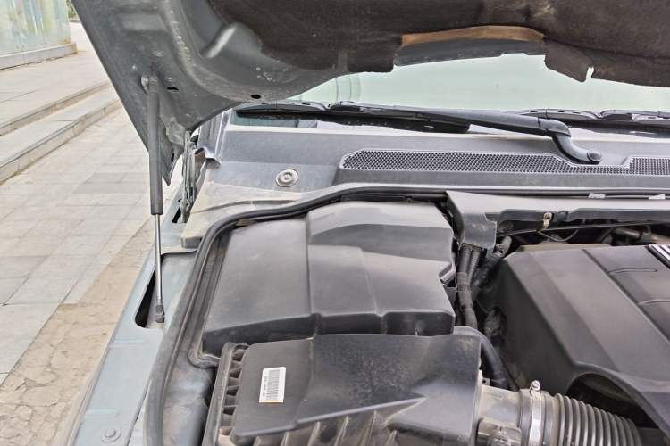 Used Land Rover Discovery 2014 3.0 SC V6 HSE Luxury Engine Bay Right