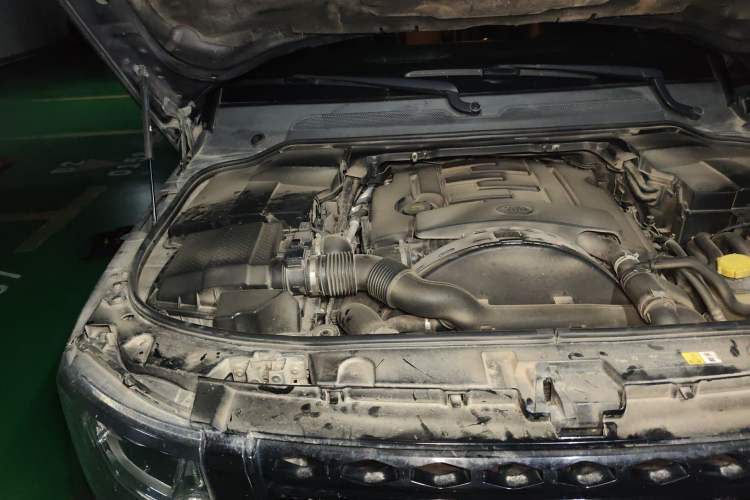 Used Land Rover Discovery 2014 3.0 SDV6 HSE Diesel Edition Engine Bay Right