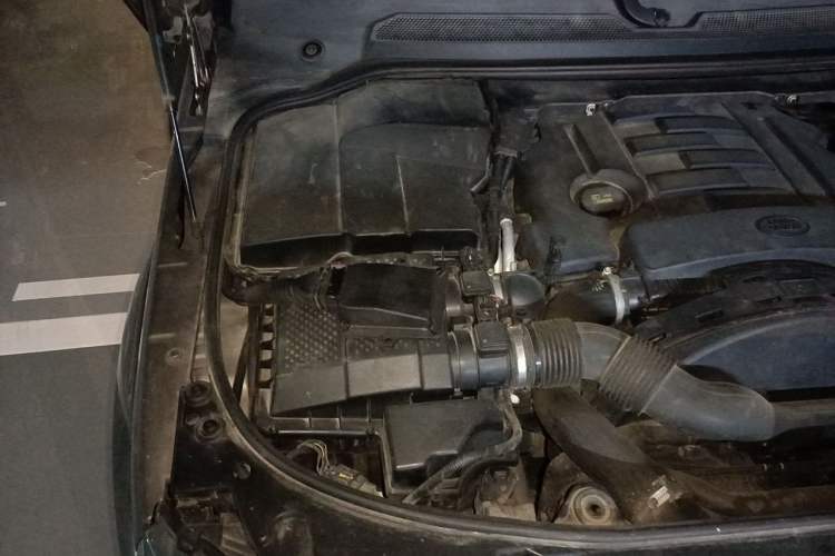 Used Land Rover Discovery 2014 3.0 SDV6 HSE Diesel Edition Engine Bay Right